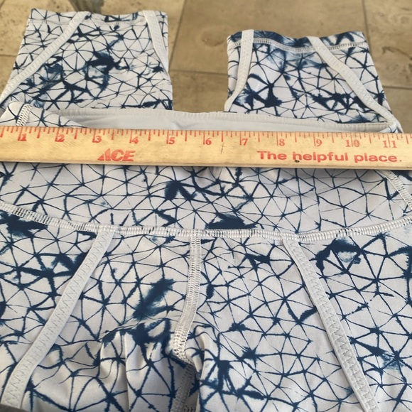 Lululemon set crops and top - Picture 10 of 10